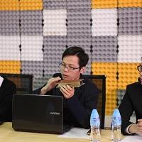 27. Engineer discuss project in the meeting(001)